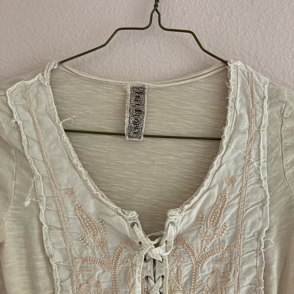 FREE PEoPLe long sleeve top with scoop neck & tie front. - Picture 3 of 4